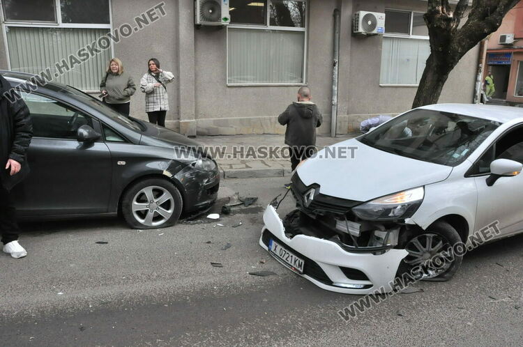 Катастрофа с три коли затрудни движението до Втора поликлиника в Хасково