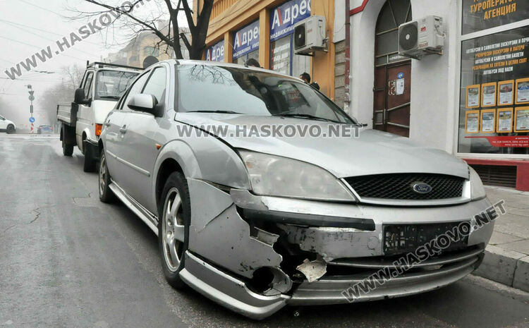 „Форд“ удари камион с амбалаж на централно кръстовище в Хасково