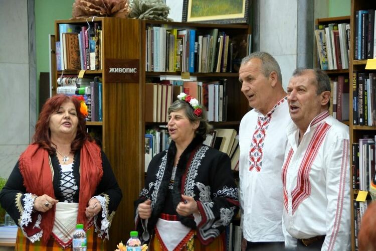 Представиха книгата "Площад Родопа планина" на Цвета Караянчева в Асеновград