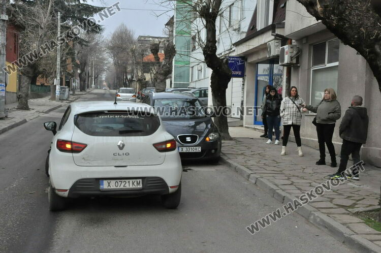 Катастрофа с три коли затрудни движението до Втора поликлиника в Хасково