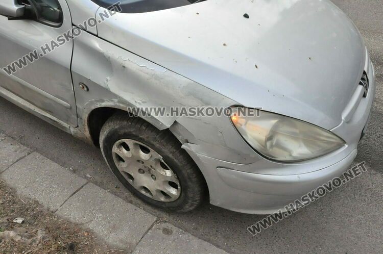 Катастрофа с три коли затрудни движението до Втора поликлиника в Хасково