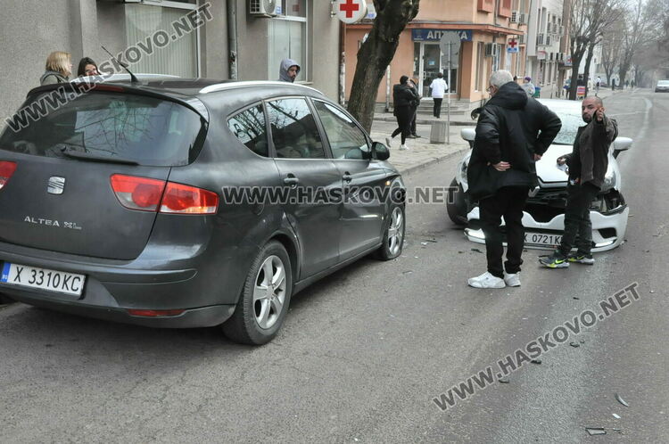 Катастрофа с три коли затрудни движението до Втора поликлиника в Хасково