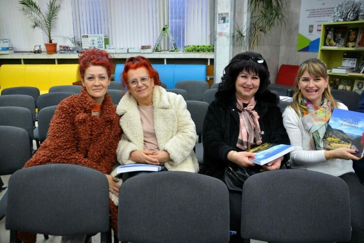 Представиха книгата "Площад Родопа планина" на Цвета Караянчева в Асеновград