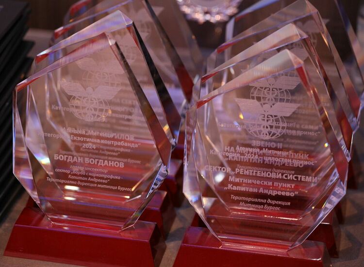 Митническа служителка, спасила водач от горящ камион, е „Митничар на годината“