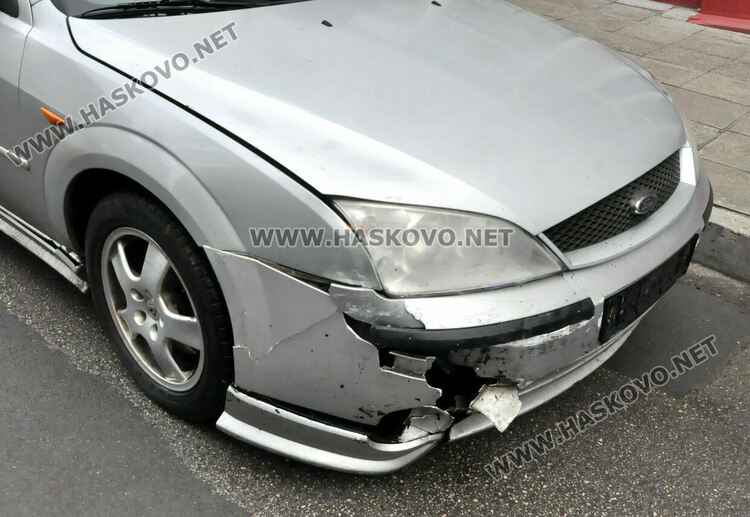 „Форд“ удари камион с амбалаж на централно кръстовище в Хасково