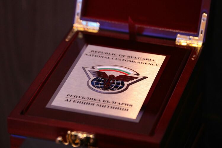 Митническа служителка, спасила водач от горящ камион, е „Митничар на годината“