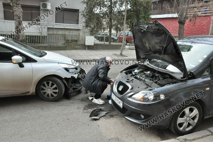 Катастрофа с три коли затрудни движението до Втора поликлиника в Хасково