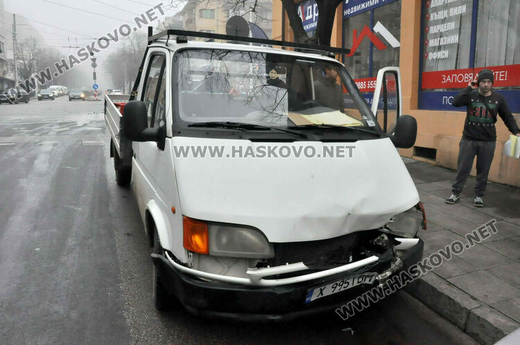 „Форд“ удари камион с амбалаж на централно кръстовище в Хасково