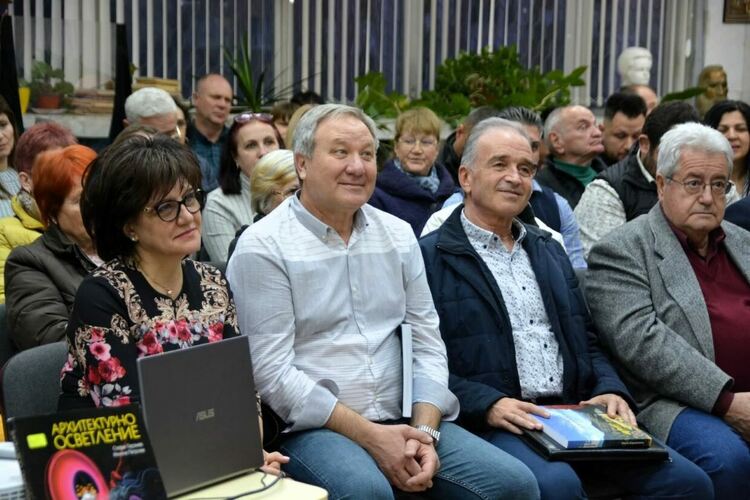 Представиха книгата "Площад Родопа планина" на Цвета Караянчева в Асеновград