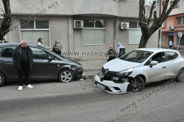 Катастрофа с три коли затрудни движението до Втора поликлиника в Хасково