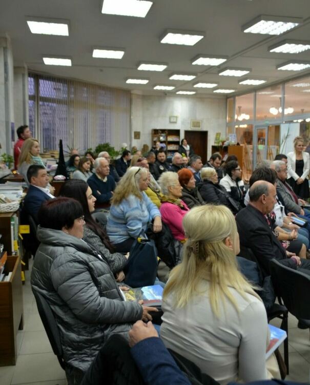 Представиха книгата "Площад Родопа планина" на Цвета Караянчева в Асеновград