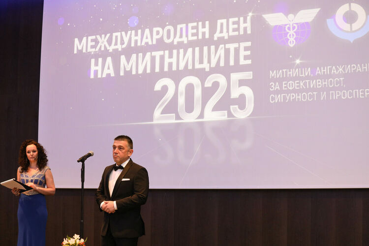 Митническа служителка, спасила водач от горящ камион, е „Митничар на годината“