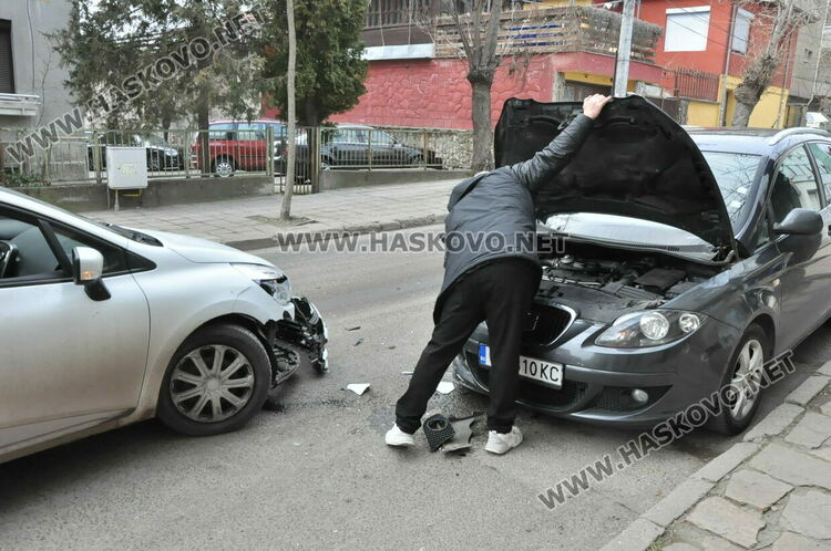Катастрофа с три коли затрудни движението до Втора поликлиника в Хасково