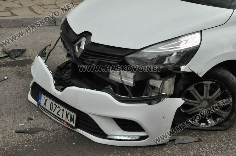 Катастрофа с три коли затрудни движението до Втора поликлиника в Хасково