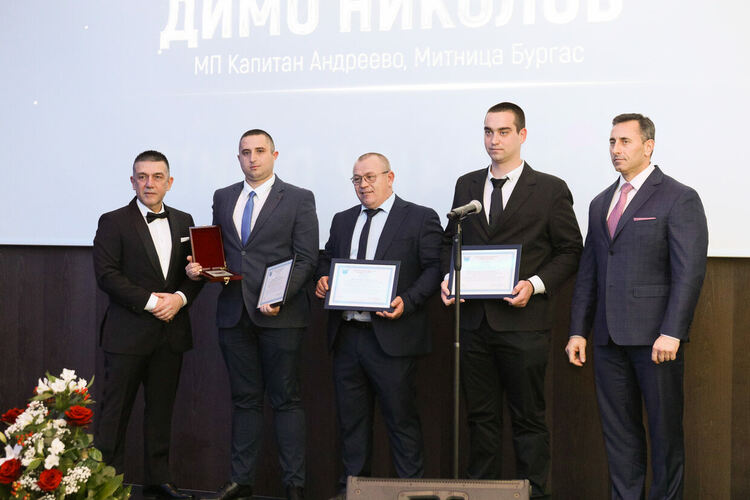 Митническа служителка, спасила водач от горящ камион, е „Митничар на годината“