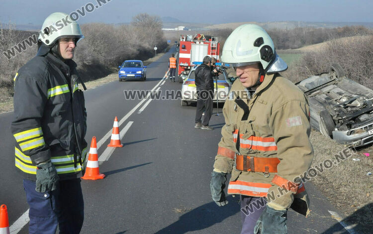 Водач на Ауди се обърна по таван в канавка край Хасково