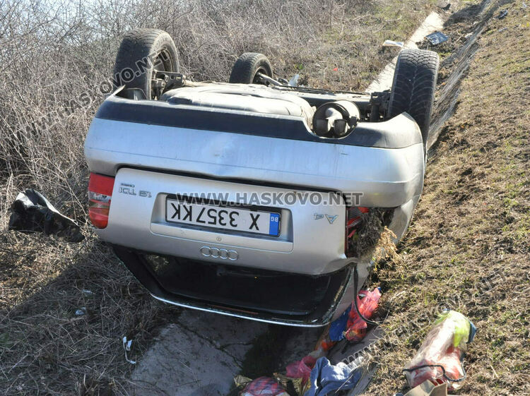 Водач на Ауди се обърна по таван в канавка край Хасково