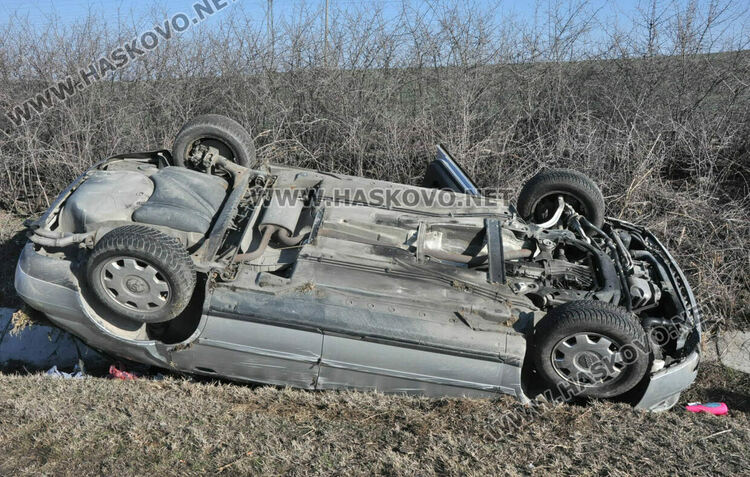 Водач на Ауди се обърна по таван в канавка край Хасково