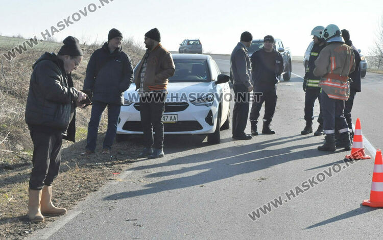 Водач на Ауди се обърна по таван в канавка край Хасково