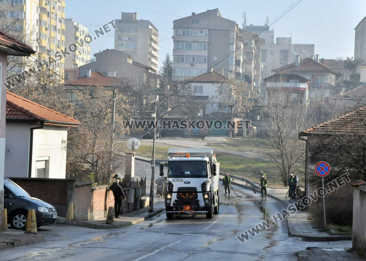 Временно затвориха ул. „Дунав“, за да измият стръмния участък