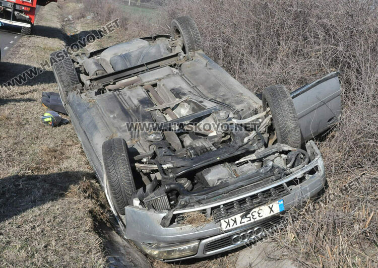 Водач на Ауди се обърна по таван в канавка край Хасково