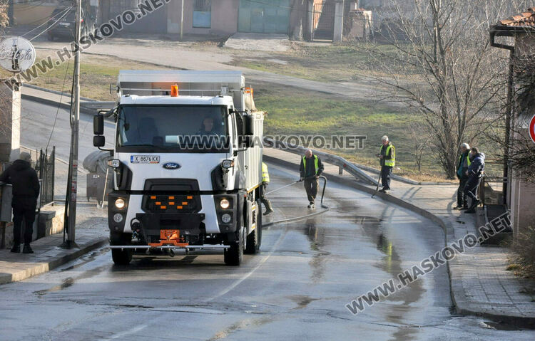 Временно затвориха ул. „Дунав“, за да измият стръмния участък