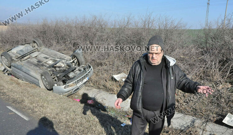 Водач на Ауди се обърна по таван в канавка край Хасково