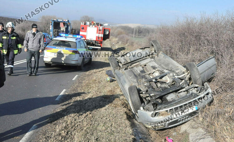 Водач на Ауди се обърна по таван в канавка край Хасково