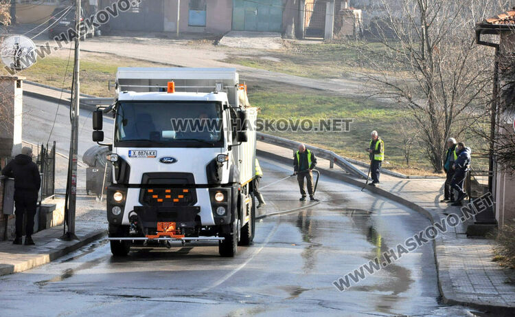 Временно затвориха ул. „Дунав“, за да измият стръмния участък