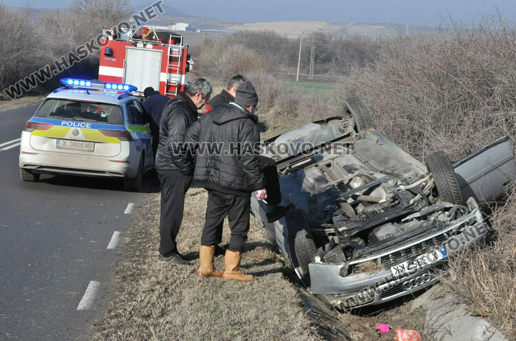 Водач на Ауди се обърна по таван в канавка край Хасково