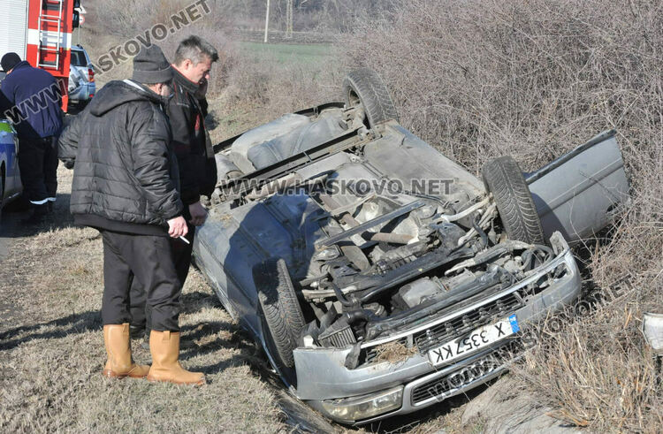 Водач на Ауди се обърна по таван в канавка край Хасково
