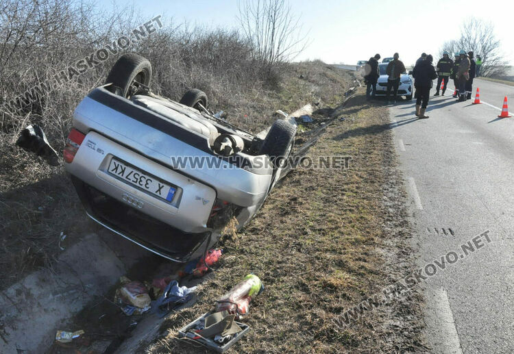 Водач на Ауди се обърна по таван в канавка край Хасково