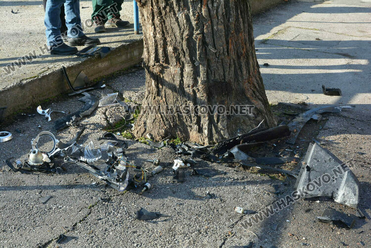 „БМВ“ се разби в дърво, затвориха бул. „България“ в Хасково 