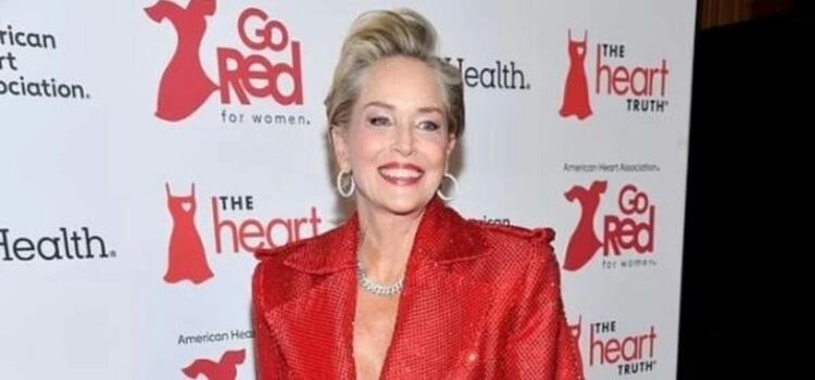 Дваж в червено Шарън Стоун на благотворителен концерт в Ню Йорк