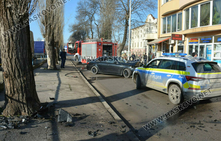 „БМВ“ се разби в дърво, затвориха бул. „България“ в Хасково 
