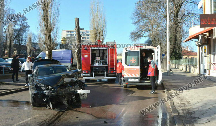 „БМВ“ се разби в дърво, затвориха бул. „България“ в Хасково 