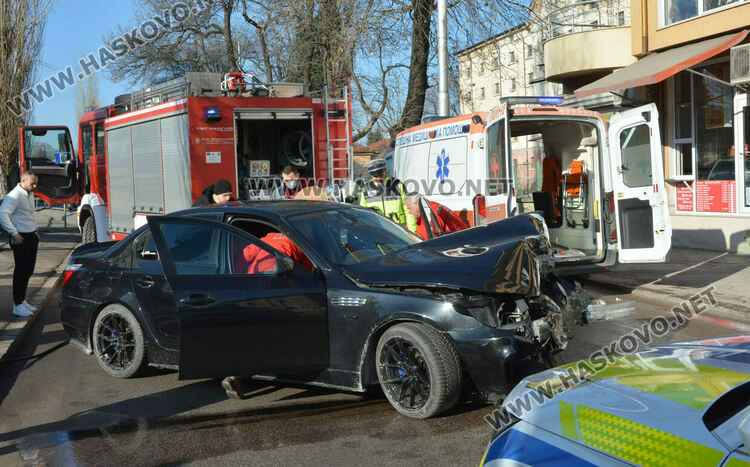 „БМВ“ се разби в дърво, затвориха бул. „България“ в Хасково 