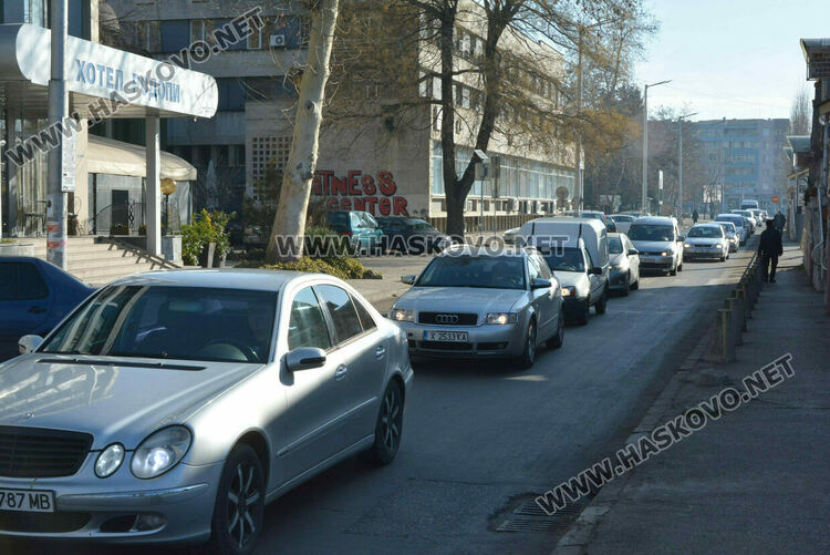 „БМВ“ се разби в дърво, затвориха бул. „България“ в Хасково 