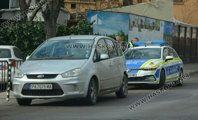 Форд остърга Тойота на кръстовище в центъра