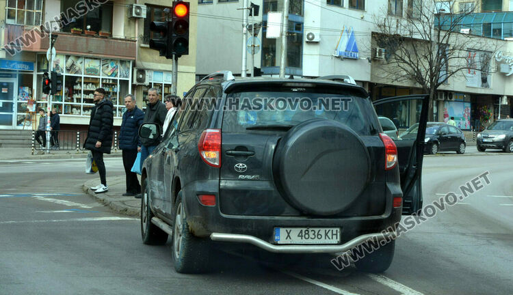 Форд остърга Тойота на кръстовище в центъра