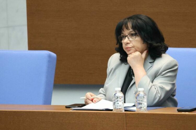 Министър Петкова събира данни за задълженията на ведомствата, както поиска Борисов