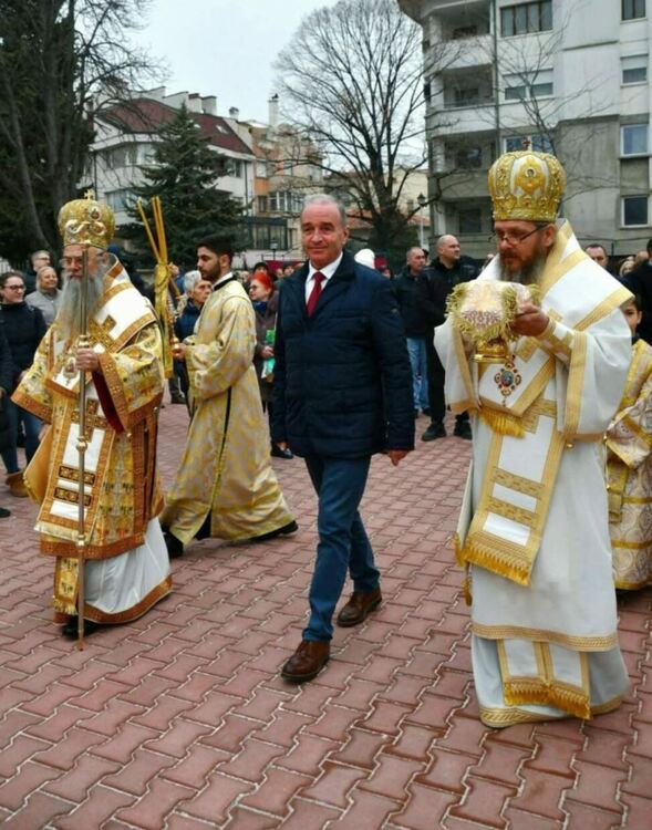 Стотици миряни присъстваха на освещаването на храма "Света вмчца Марина"