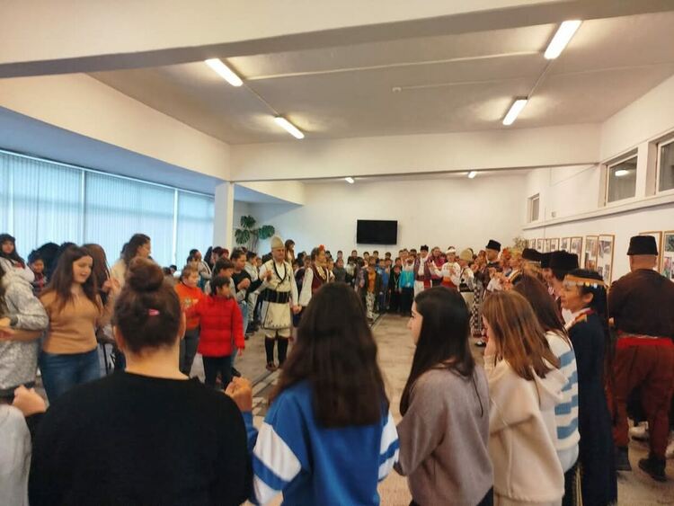 Фолклорно междучасие оживи ОУ „Стою Шишков“ – Смолян