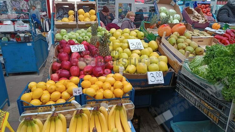Ябълките  на Пазара в Кърджали стигнаха 4 лв за килограм, тържището „залято” от вносна стока