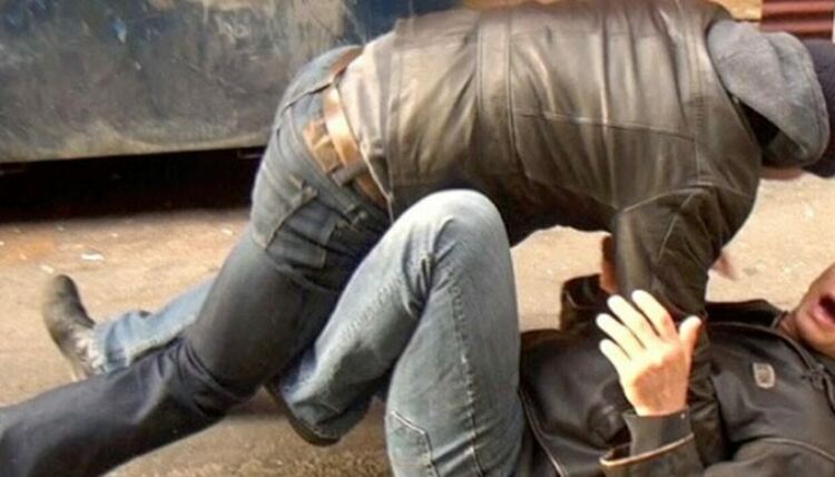 В Смолян две компании се сбиха пред казино, 27-годишен наби и полицай