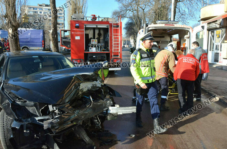 Водачът с катастрофиралото БМВ е без опасност за живота 
