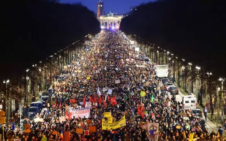 Близо 160 000 протестираха в Берлин срещу новата десница