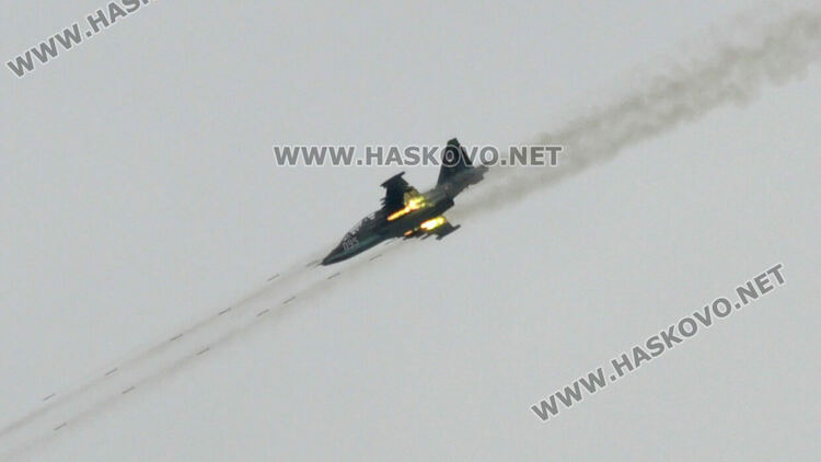 Военна техника и войници се движат по пътищата през февруари