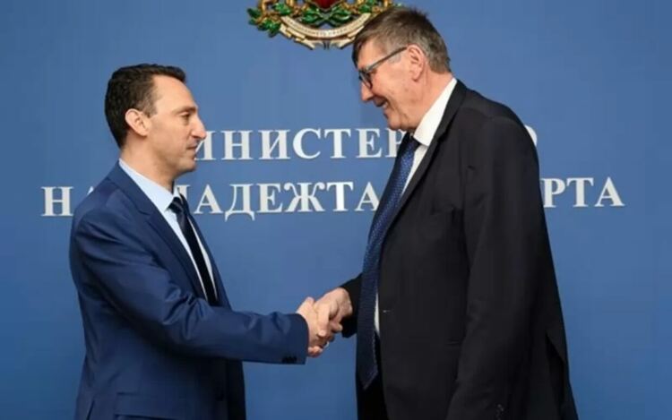 Георги Глушков (вдясно) предава власта в ММС на Иван Пешев. Предния ден - 15 януари, той е сколасал да подпише заповедите за шефовете на две държавни дружества за спортни имоти.