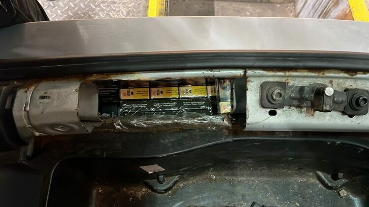 Над 130 000 контрабандни цигари са открити в тайници на пет автомобила